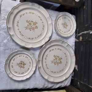 Classic Floral Scalloped Edge Dinner Plate Set in Cream and Tan